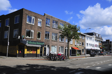 904514 Gezicht op de panden Amsterdamsestraatweg 441 (links) -lager te Utrecht, met links de al jaren gesloten ...